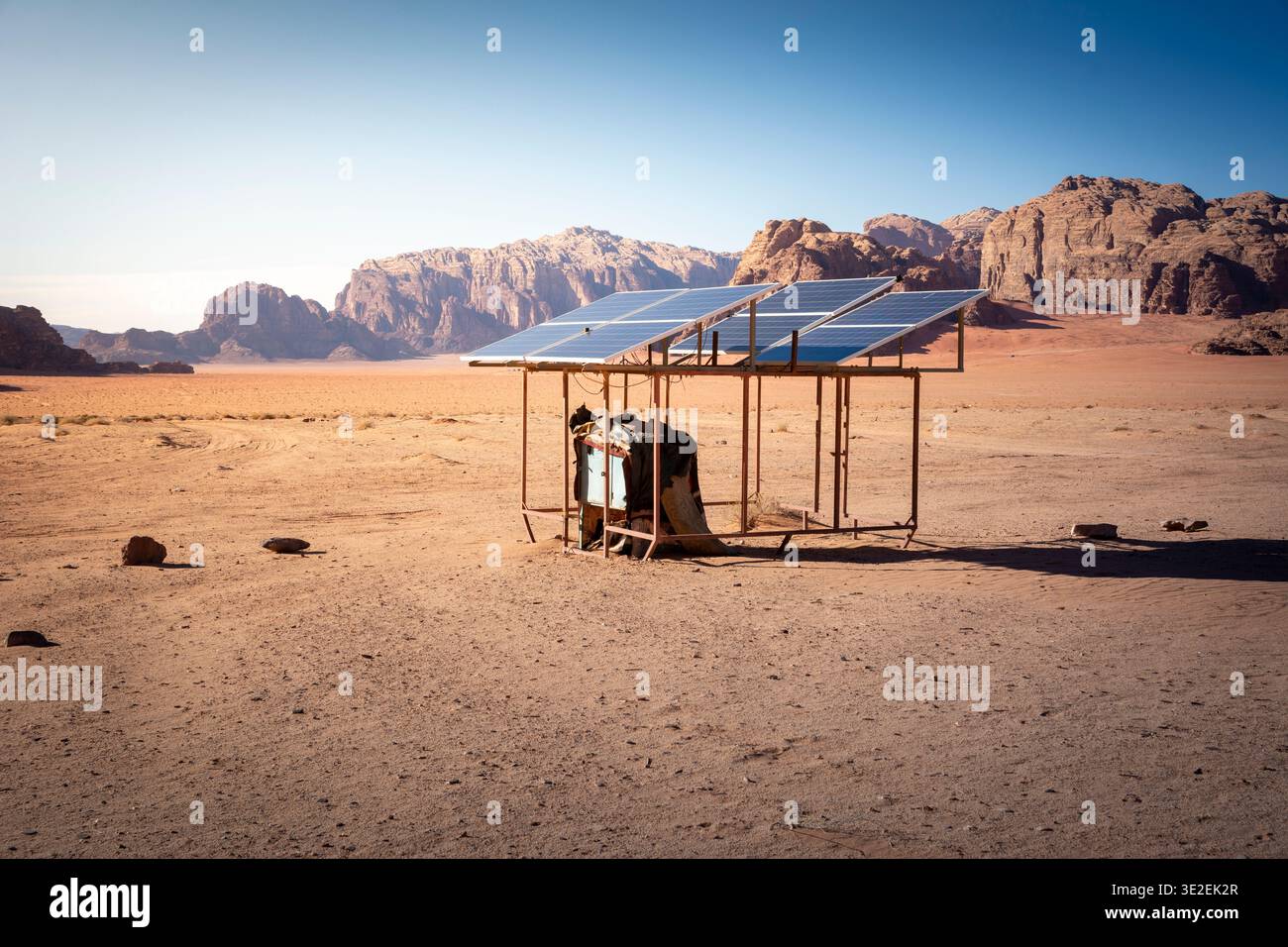 Installazione solare off-grid e su piccola scala nel deserto Foto Stock