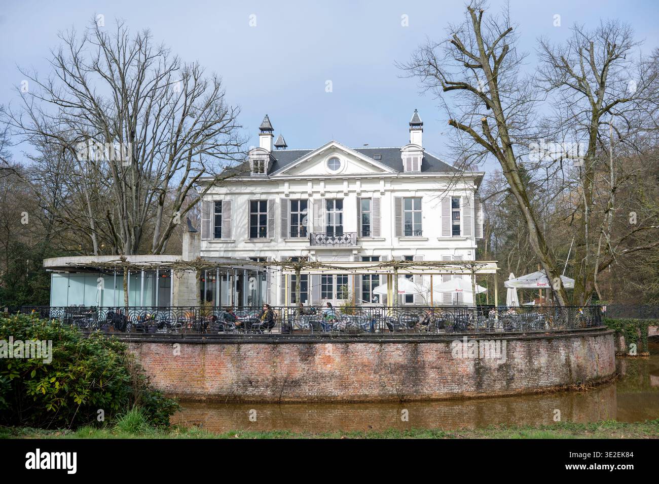 Anversa, Belgio, 8 marzo 2026: Veduta sul Middelheim Museumcafe a Nachtegalenpark ad Anversa, Belgio Foto Stock