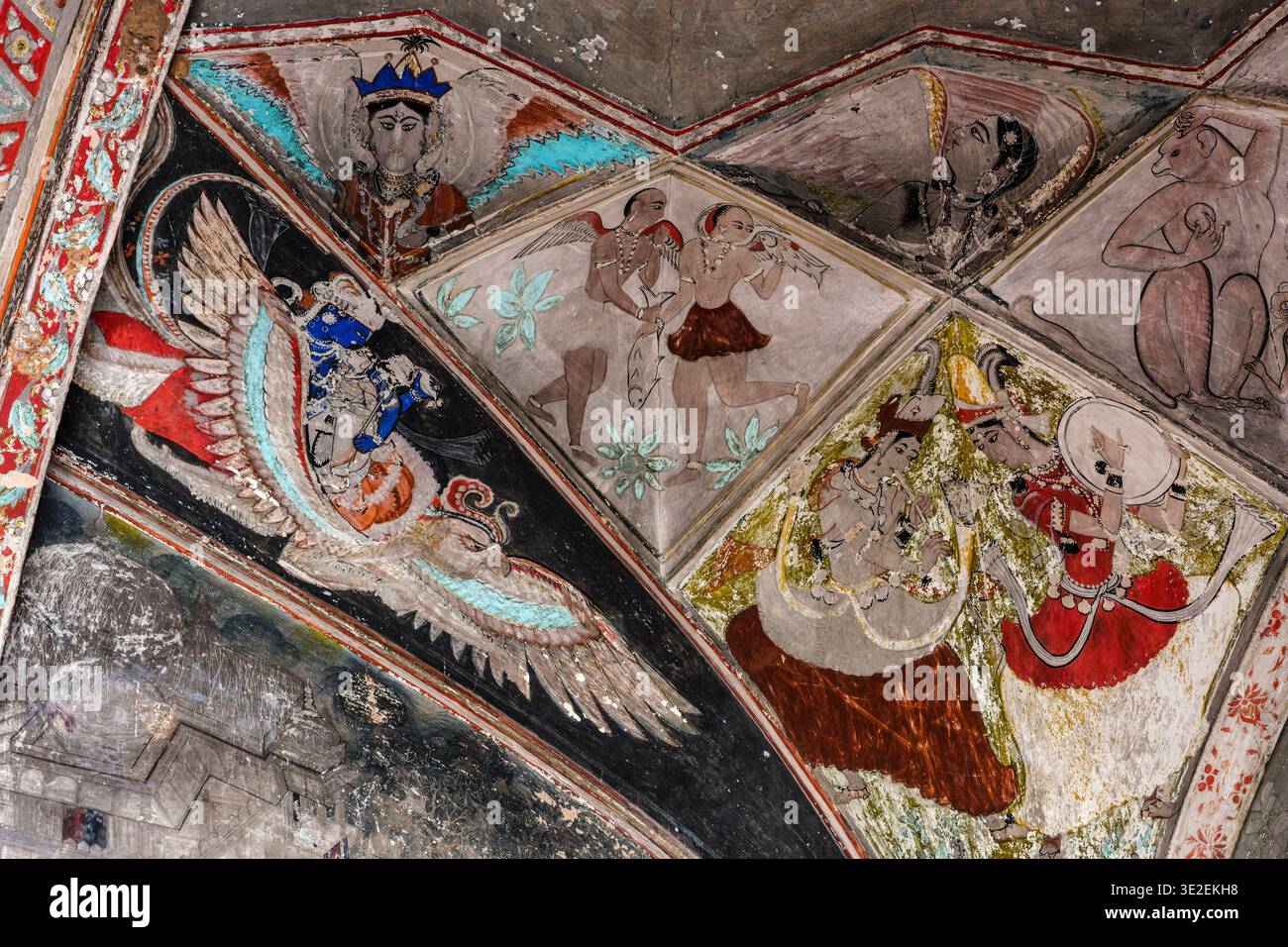 I pannelli del soffitto nella Chitrashala di Bundi sono decorati con figure mitologiche, esseri alati e musicisti in stile Rajput. Foto Stock