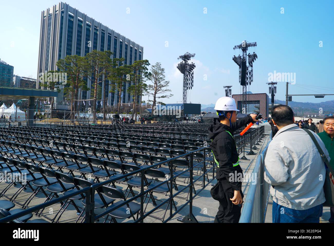 Operaio di Seoul che aiuta i turisti durante l'alta stagione a Gwanghwamun Square, Seoul Foto Stock