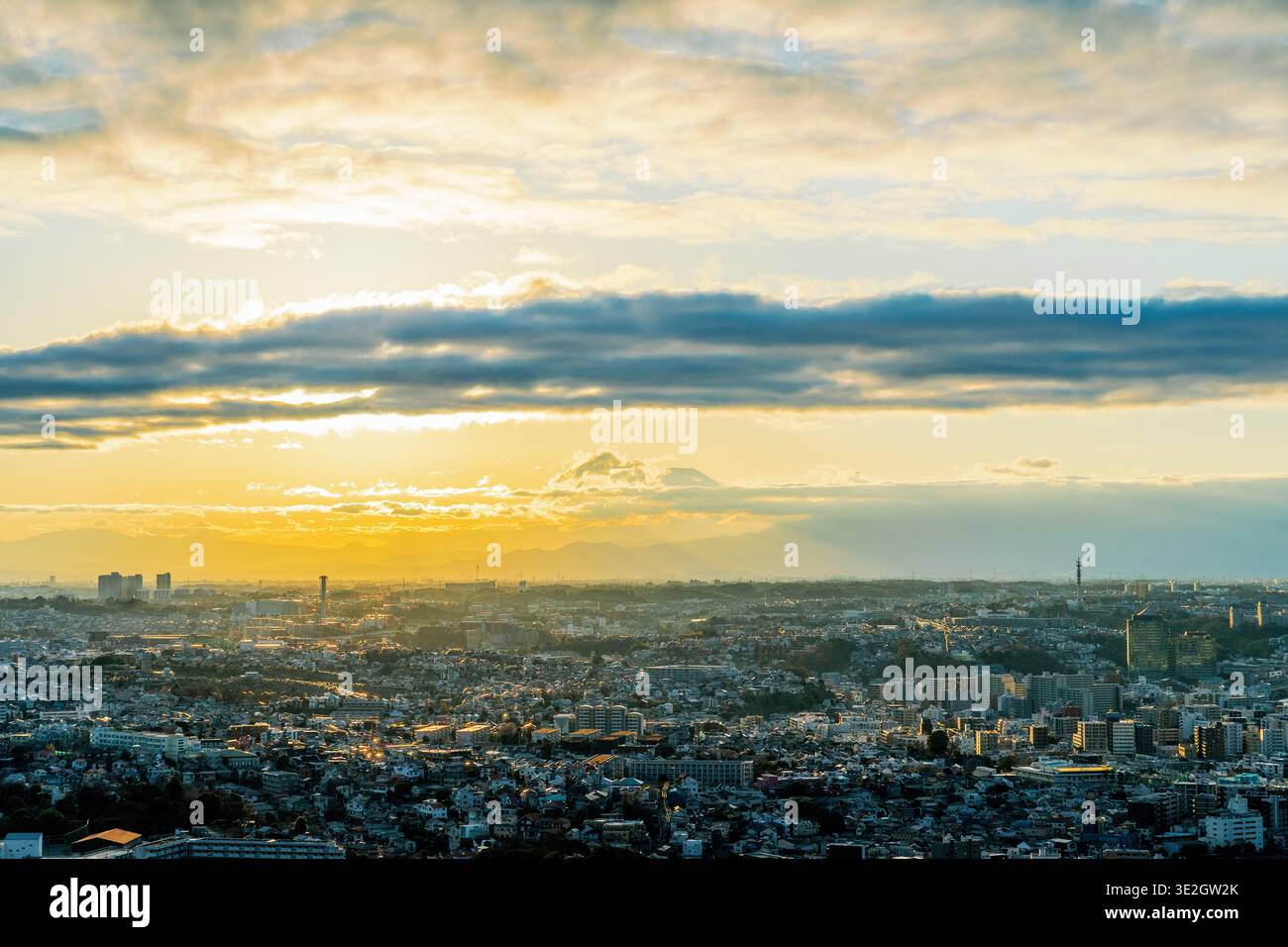 Vista del tramonto accanto a un nuvoloso monte Fuji Foto Stock