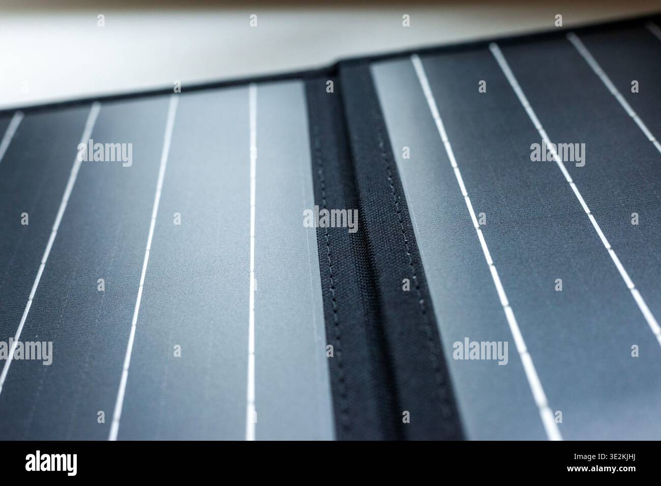 Primo piano di un mini pannello solare portatile pieghevole Foto Stock