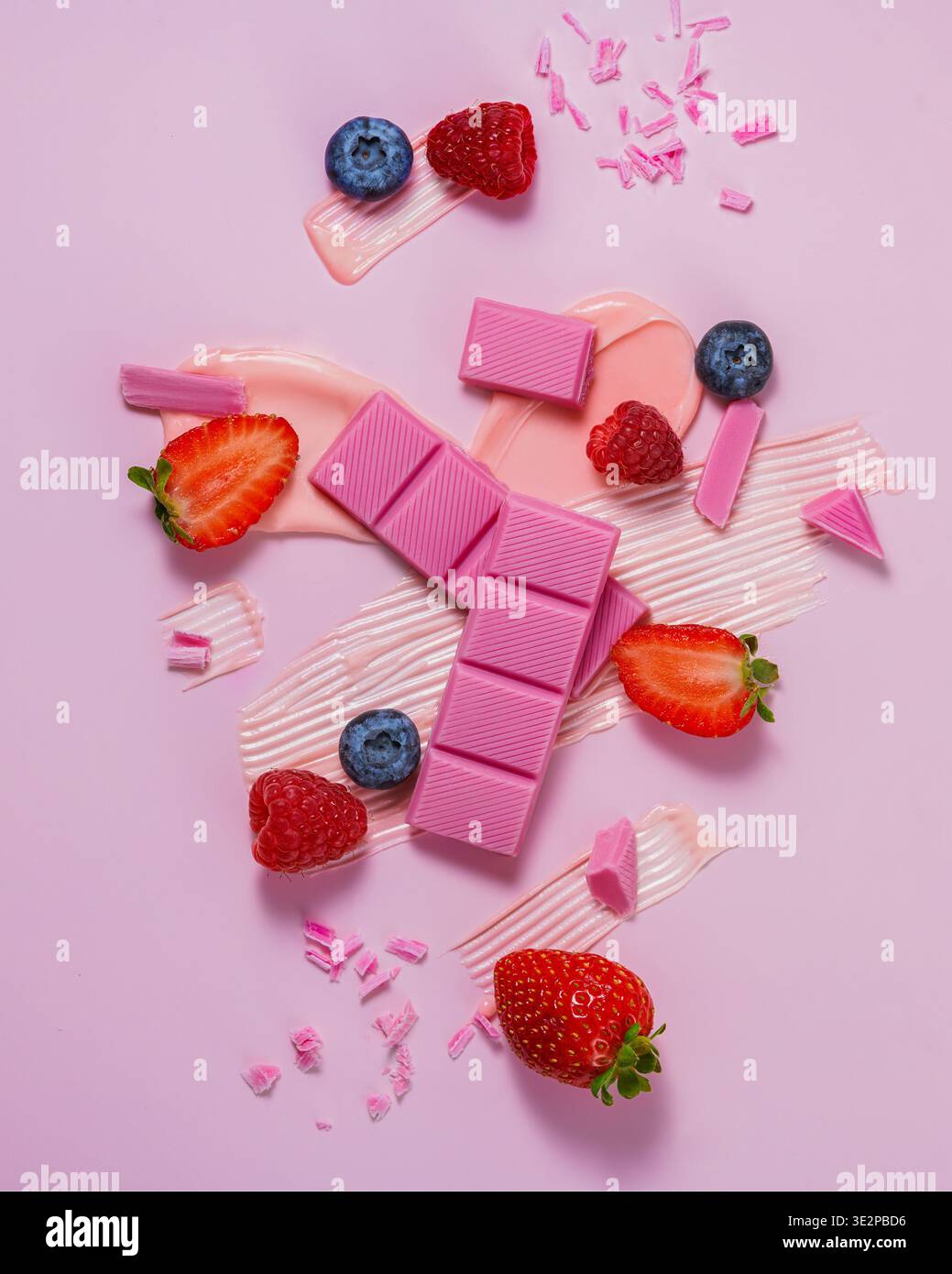 cioccolato rosa con frutti di bosco. trame Foto Stock