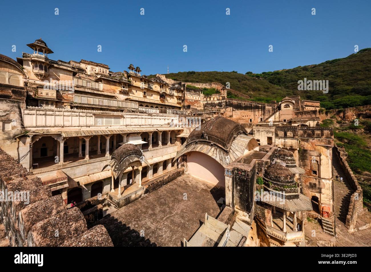 Le facciate di pietra arenaria multilivello del Bundi Palace presentano vari balconi e tetti curvi che si affacciano sugli storici cortili interni. Bundi Rajas Foto Stock