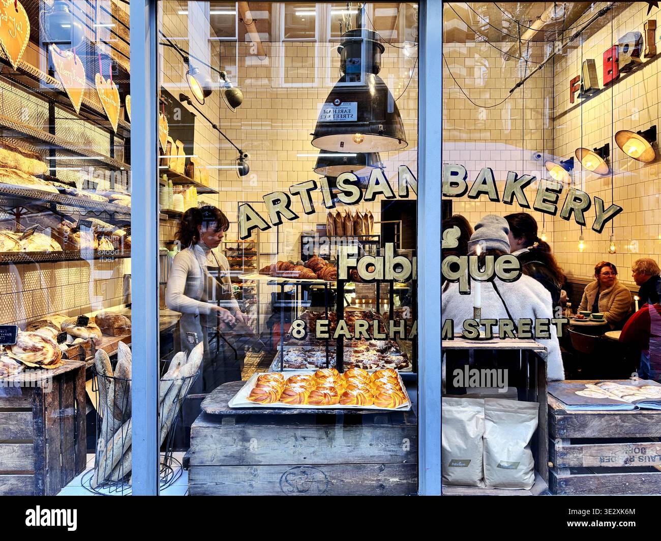 la vetrina e l'interno della Fabrique Artisan Bakery situata all'8 Earlham Street a Londra - Immagine stock catturata con smartphone
