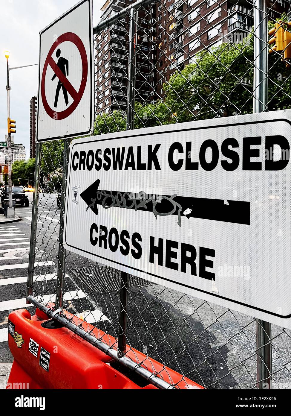 Marciapiede e vialetto segnaletico per New York City - USA - Immagine stock catturata con smartphone