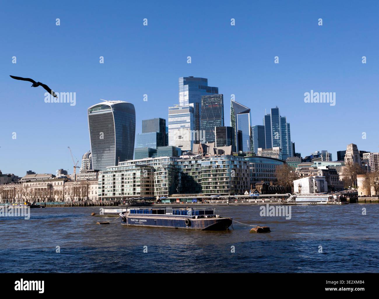 Vista dal Queens Walk, attraverso il Tamigi verso il settore finanziario della City of London intorno a Bishopsgate, Leadenhall Street e Fenchurchurch Street. Foto Stock