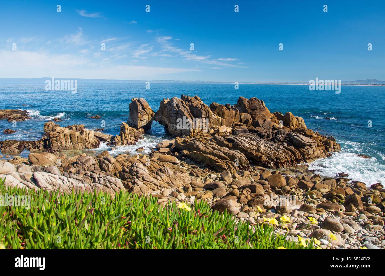 Arco naturale di Kissing Rock a Pacific Grove, California. Foto Stock