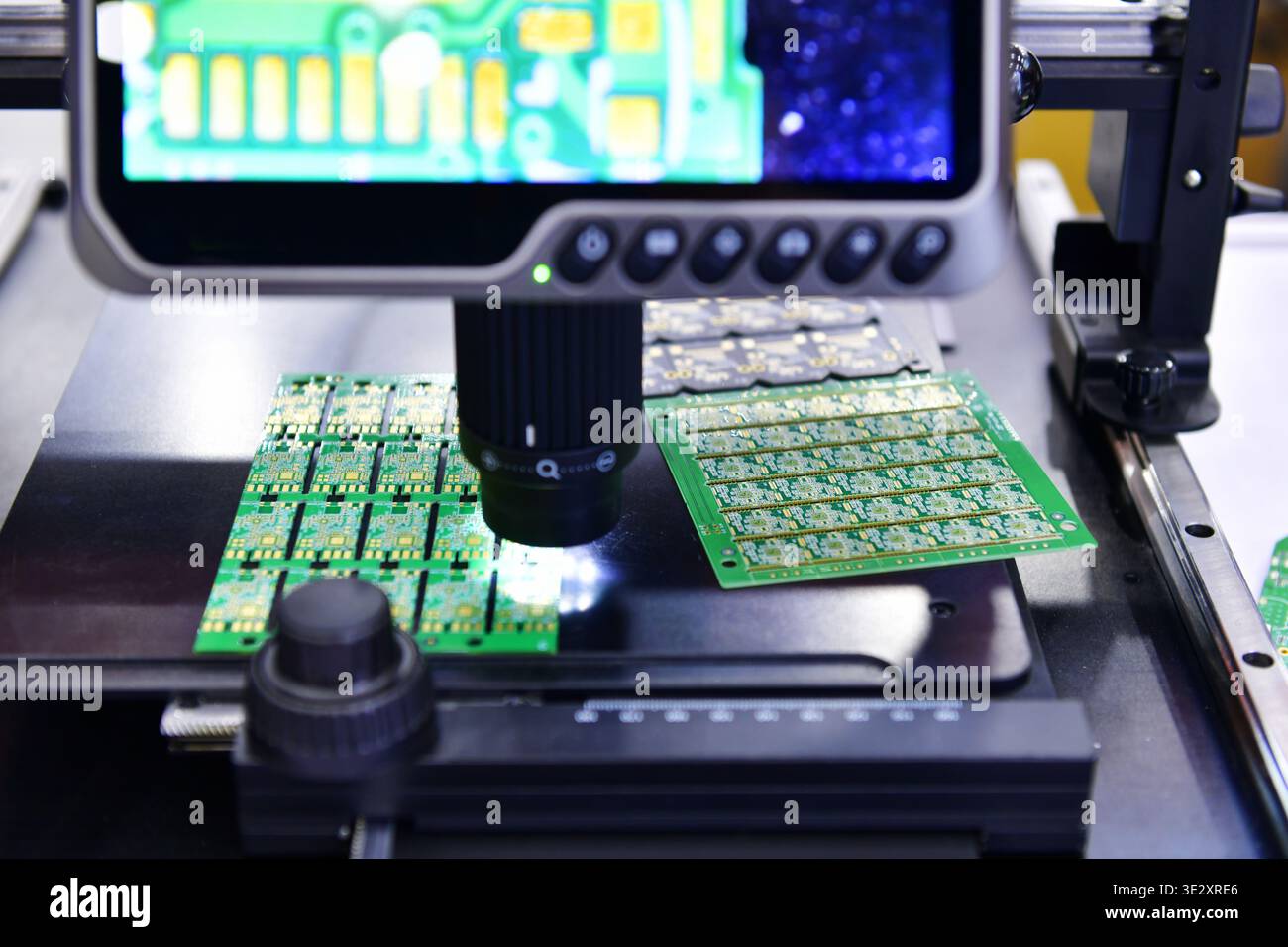 Microscopio digitale con schermo LCD per l'ispezione della scheda elettronica ad alta risoluzione. Foto Stock