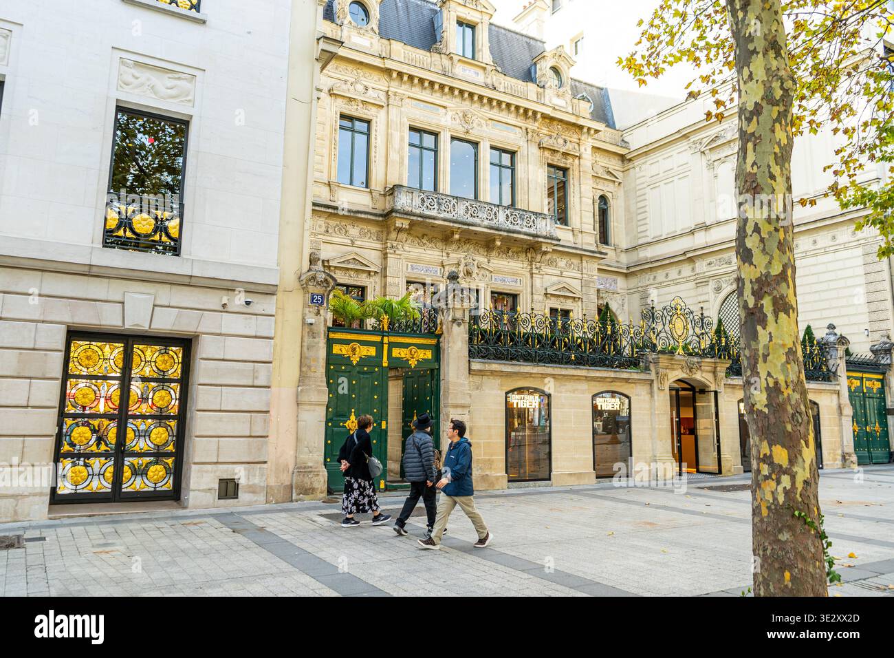 Parigi, Francia - 30 ottobre 2025: Negozio francese Onitsuka Tiger in French Street. Foto Stock