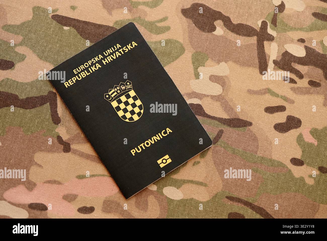 Passaporto croato sul tavolo da vicino. Libro ufficiale dei documenti di identificazione per i cittadini della Croazia. Concetto di viaggio e turismo in Croazia Foto Stock