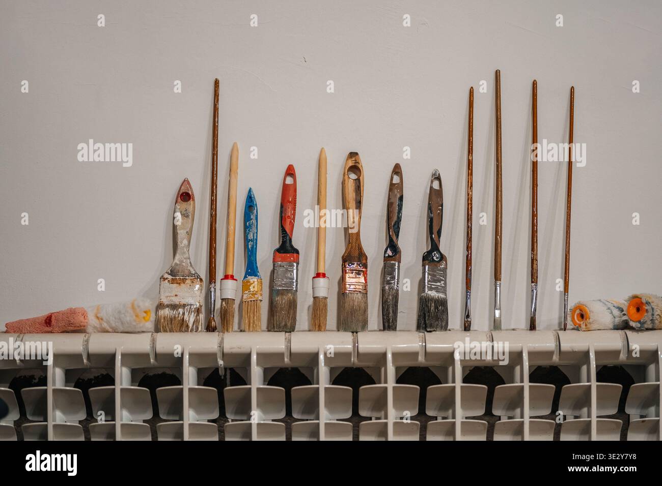 Creative Studio con pennelli invecchiati. Forniture artistiche esposte con cura sullo scaffale Wellused Foto Stock
