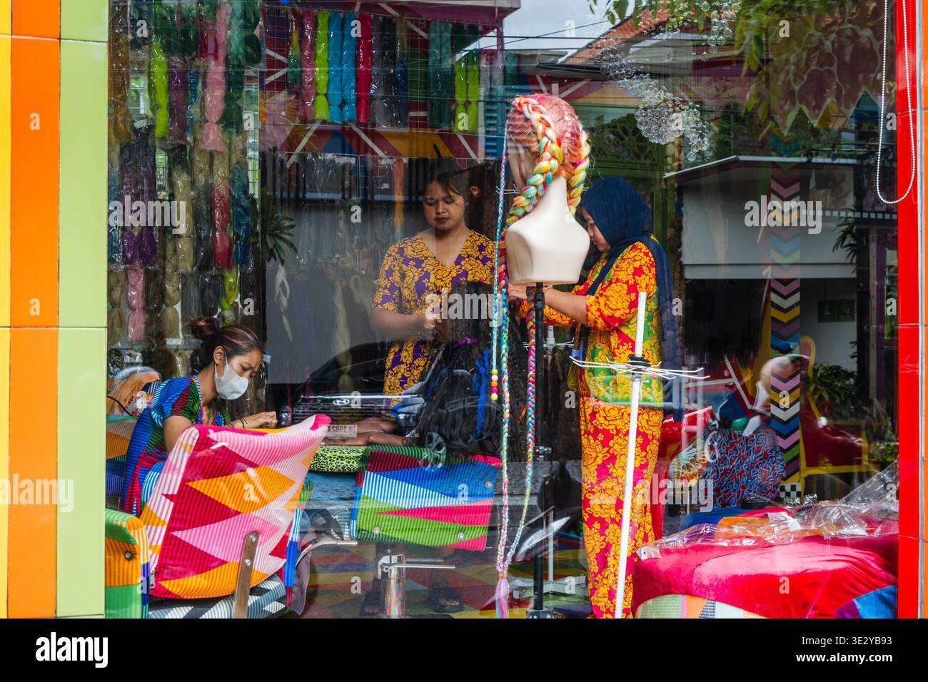 Salone di intrecciatura dei capelli colorato a Bali, Indonesia Foto Stock
