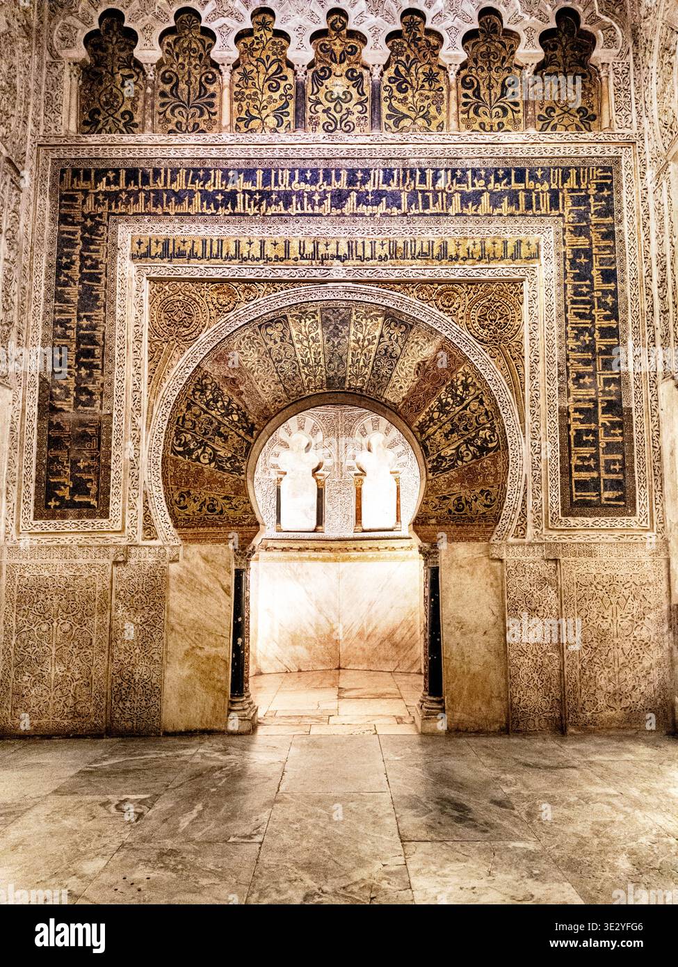 La porta di Mihrab punta in direzione della Mecca all'interno della parte della vecchia moschea islamica della Mezquita a Cordova. Foto Stock