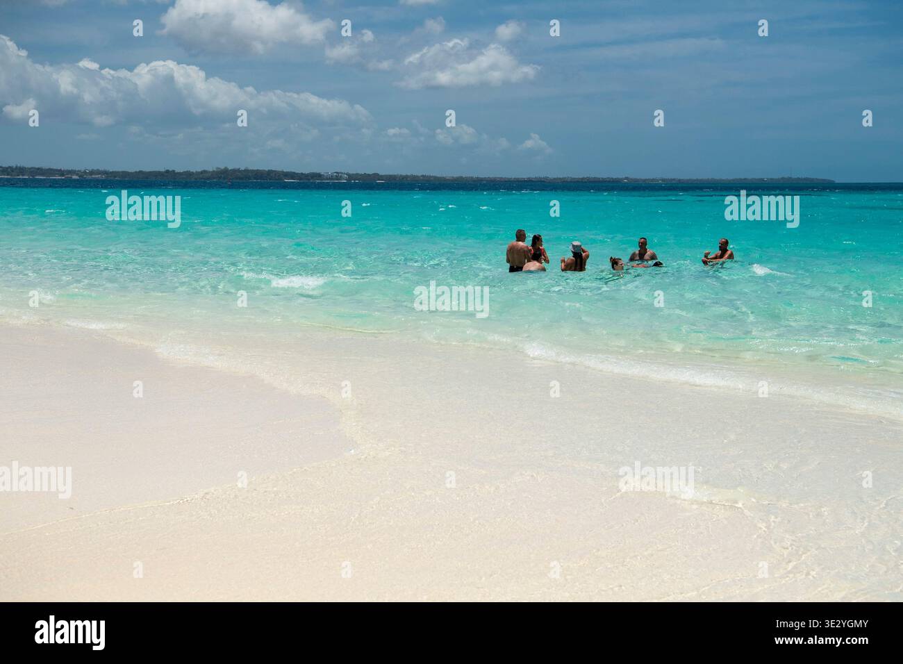 Gente che nuota al largo della banca di sabbia di Nakupenda, Zanzibar, Tanzania Foto Stock