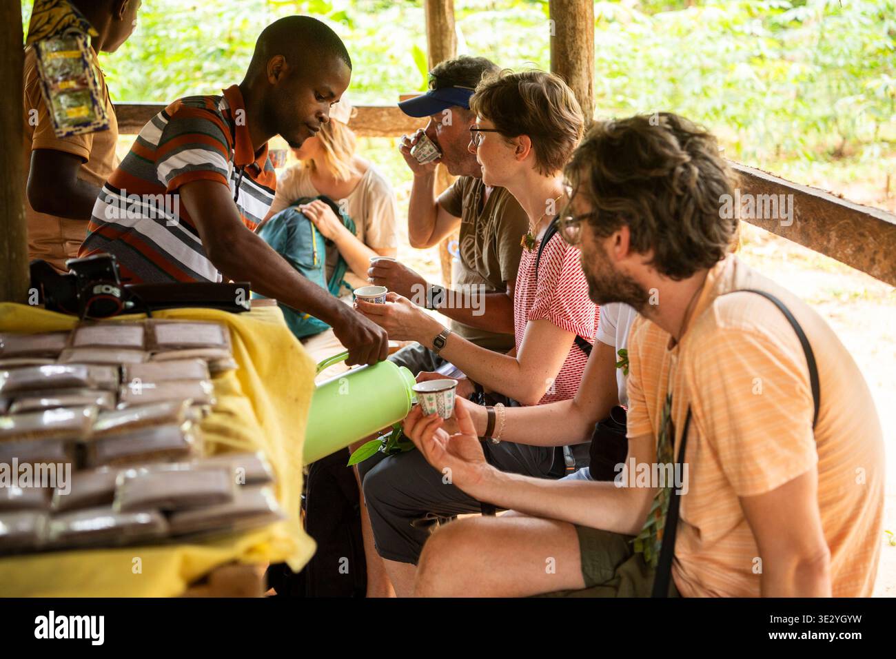 Degustazioni in un tour dell'azienda di spezie, Zanzibar, Tanzania Foto Stock