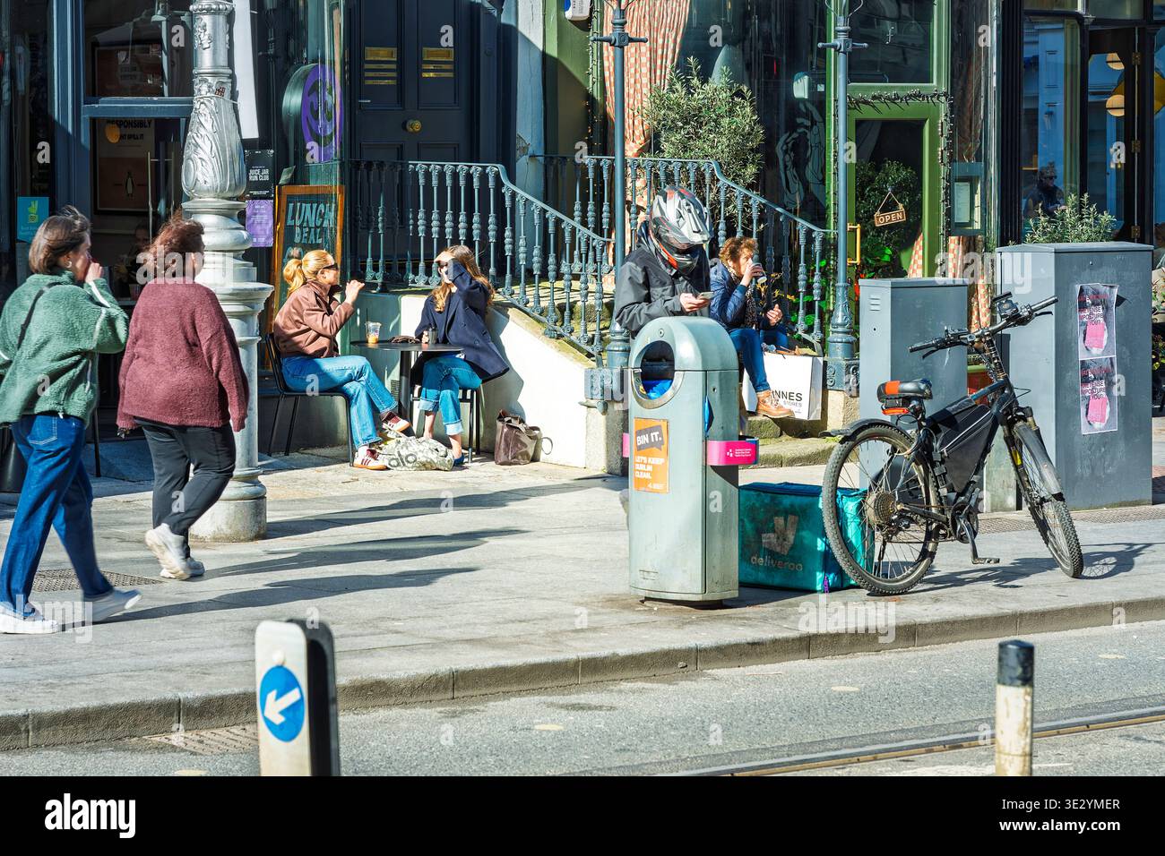 Persone che si godono il pranzo in un bar nel centro di Dublino in rare giornate di sole Foto Stock