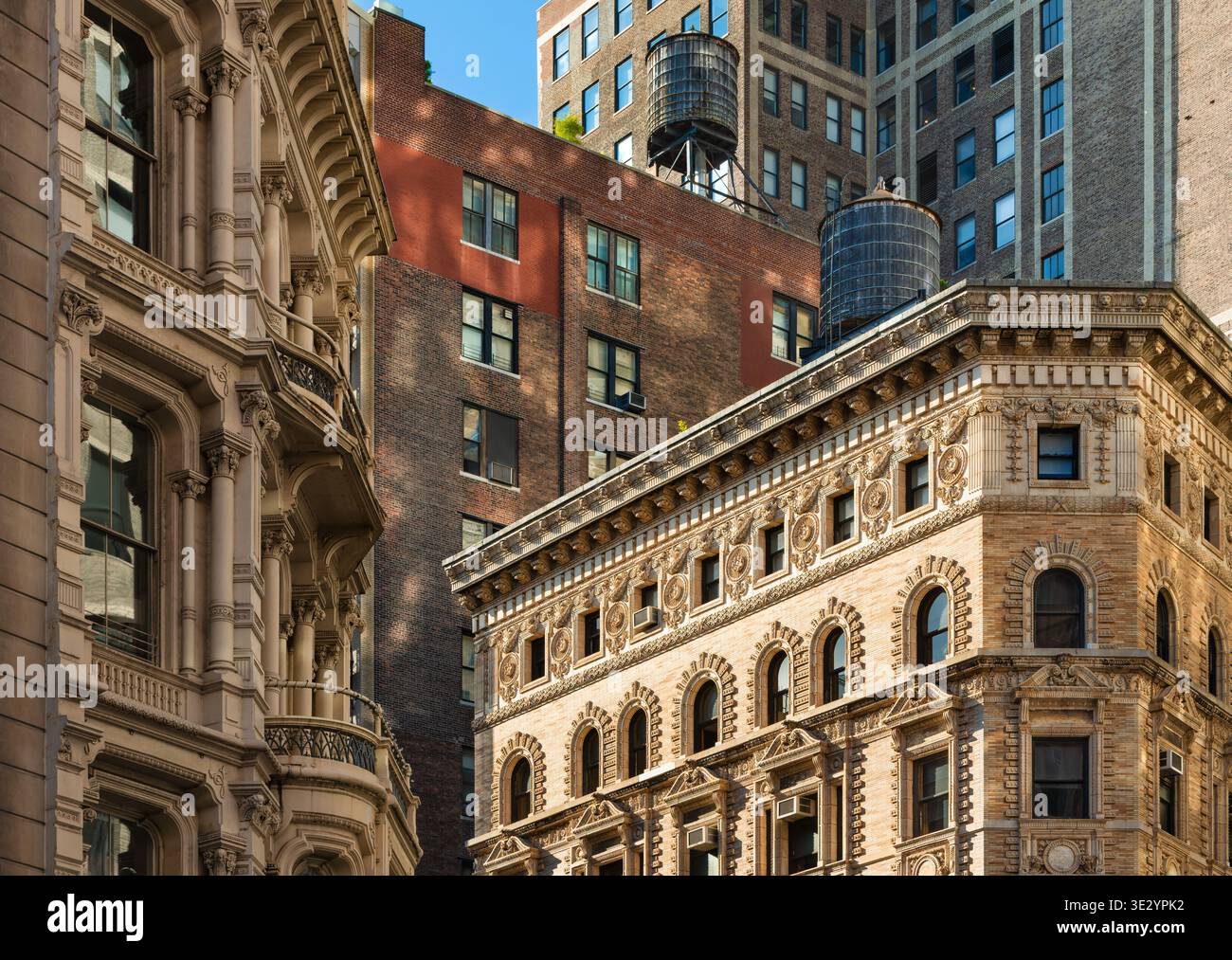 New York, Flatiron District, Manhattan. Dettagli architettonici che presentano facciate ornate di edifici e torri d'acqua sul tetto lungo Broadway Foto Stock