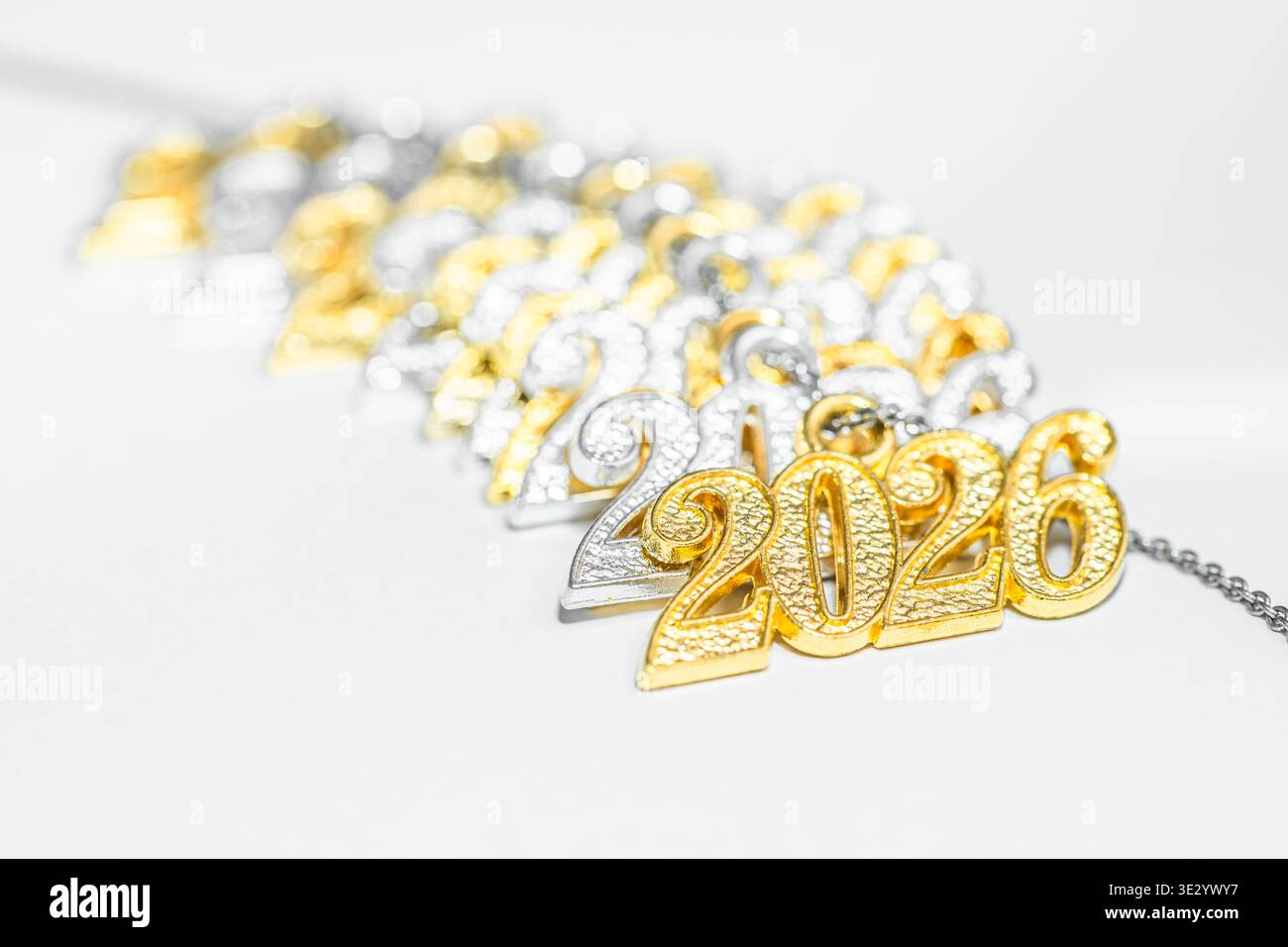 Diversi ciondoli con collana in oro e argento con scintillante zirconia, collegati a una catena d'argento, numeri 2026 per la festa di Capodanno, Foto Stock