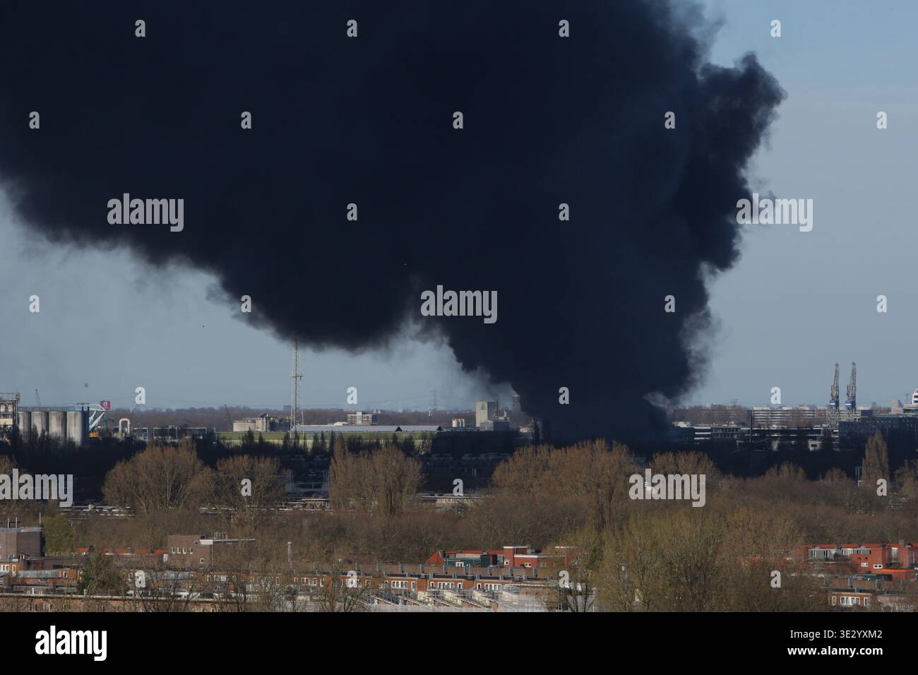 Amsterdam, Paesi Bassi. 20 marzo 2026. AMSTERDAM, PAESI BASSI - 20 MARZO: Una vista generale mostra una grande quantità di fumo al Westpoort il 20 marzo 2026 ad Amsterdam, Paesi Bassi. E' stato appena emesso un avviso NL a causa del grande incendio sulla Westpoort. I Vigili del fuoco di Amsterdam combattono un grande incendio al negozio di scooter. (Foto di Paulo Amorim/Sipa USA) credito: SIPA USA/Alamy Live News Foto Stock