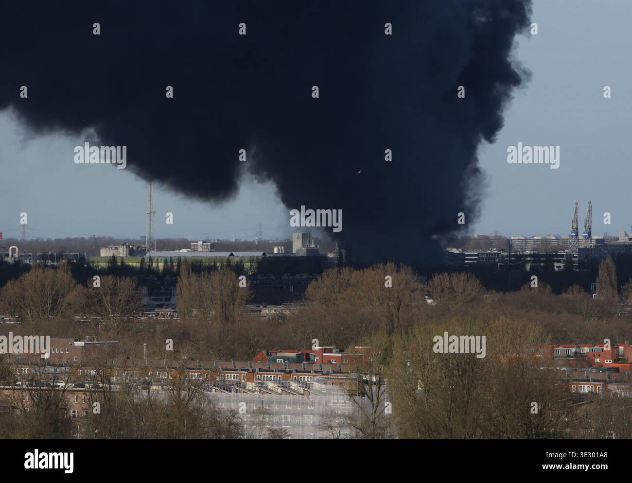 Amsterdam, Paesi Bassi. 20 marzo 2026. AMSTERDAM, PAESI BASSI - 20 MARZO: Una vista generale mostra una grande quantità di fumo al Westpoort il 20 marzo 2026 ad Amsterdam, Paesi Bassi. E' stato appena emesso un avviso NL a causa del grande incendio sulla Westpoort. I Vigili del fuoco di Amsterdam combattono un grande incendio al negozio di scooter. (Foto di Paulo Amorim/Sipa USA) credito: SIPA USA/Alamy Live News Foto Stock