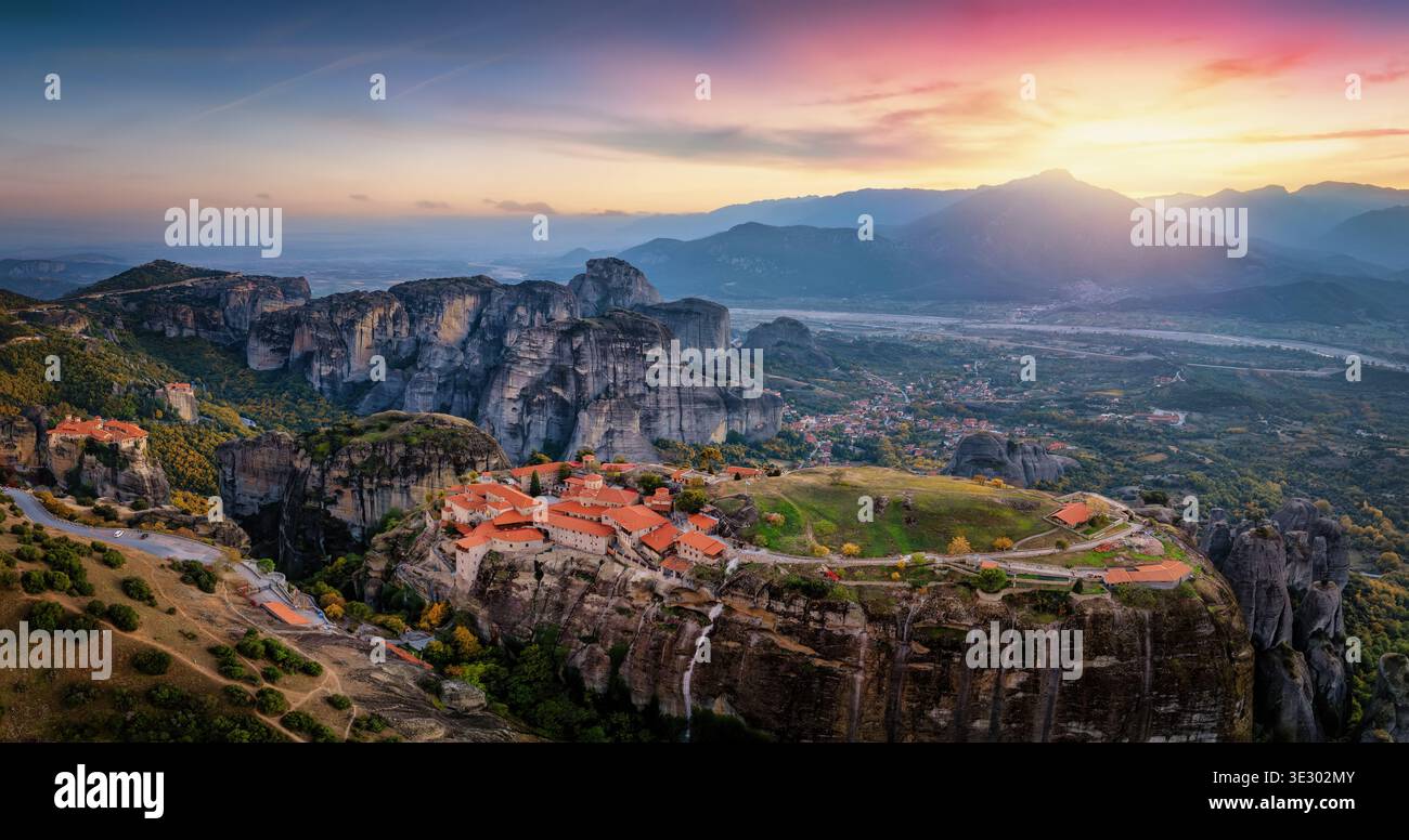 Vista panoramica aerea al tramonto della valle, delle montagne e dei monasteri di Meteora, Kalampaka, Grecia Foto Stock