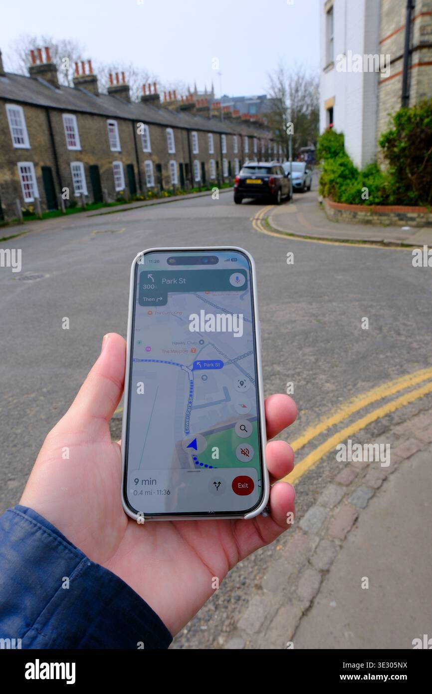 20 Mar 2026 - Cambridge, Regno Unito - Un turista che naviga con una mappa di navigazione su un percorso a piedi a Cambridge. Foto Stock