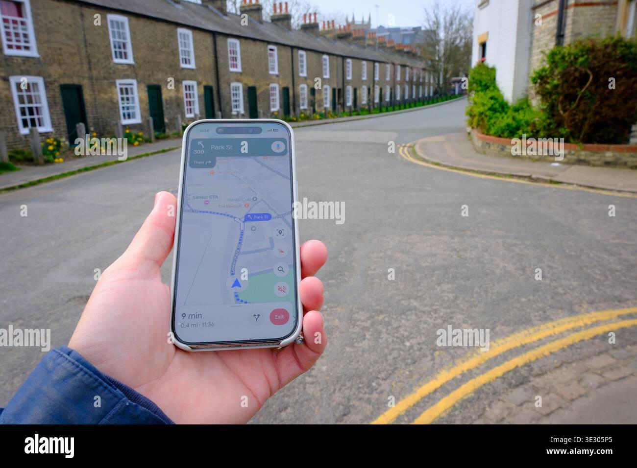 20 Mar 2026 - Cambridge, Regno Unito - Un turista che naviga con una mappa di navigazione su un percorso a piedi a Cambridge. Foto Stock