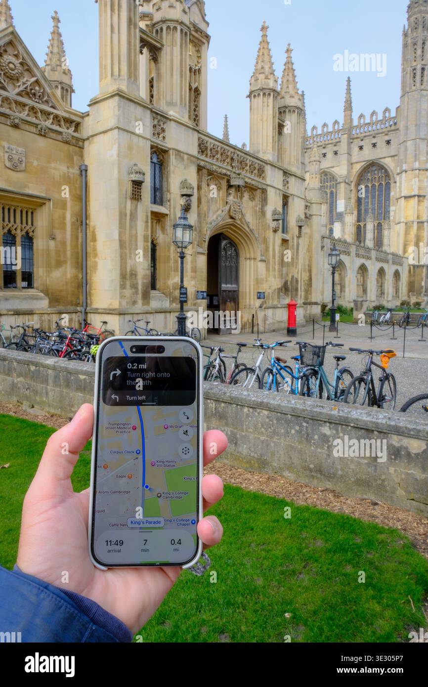 20 Mar 2026 - Cambridge, Regno Unito - Un turista che naviga con una mappa di navigazione su un percorso a piedi a Cambridge. Foto Stock