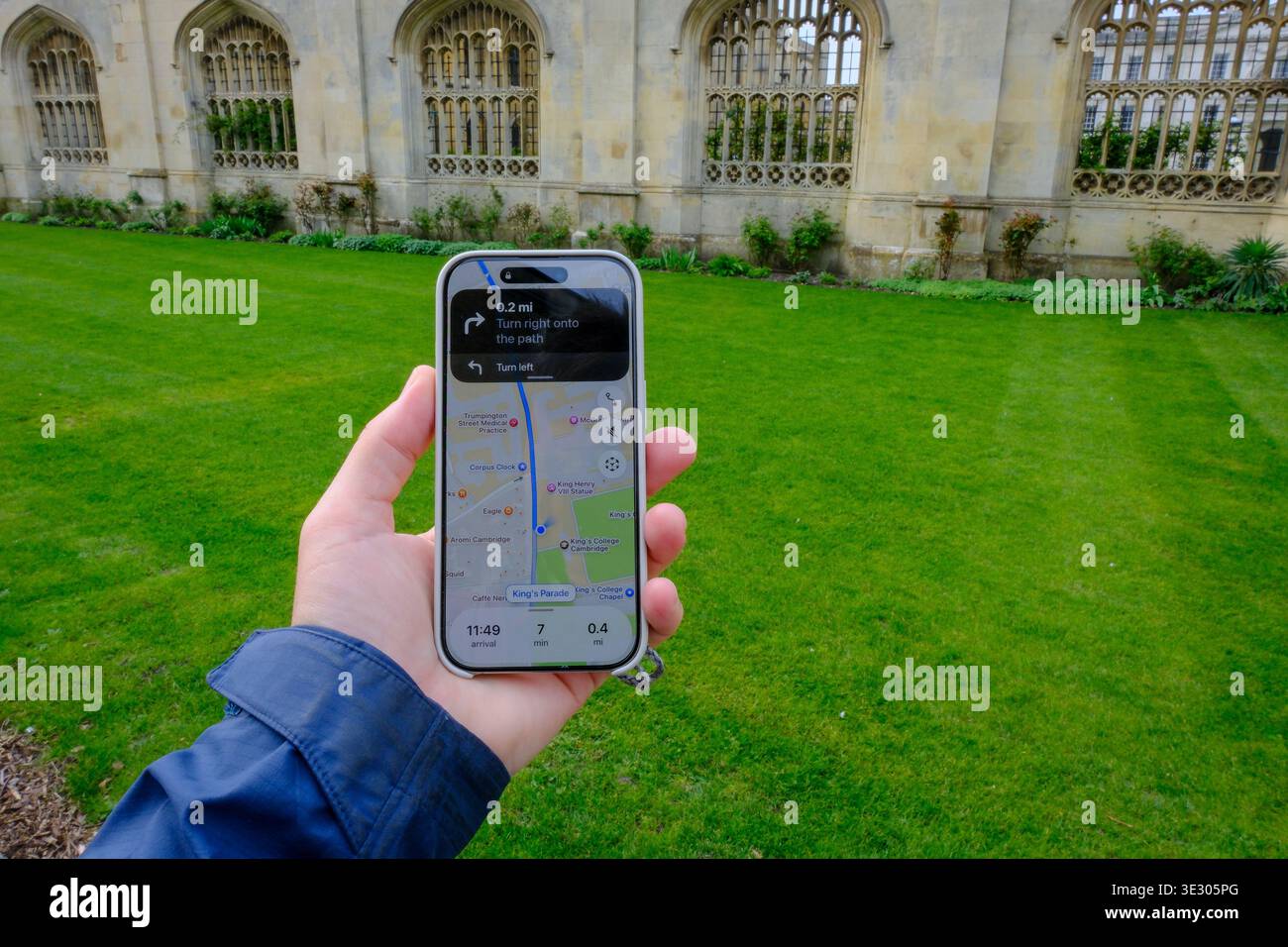 20 Mar 2026 - Cambridge, Regno Unito - Un turista che naviga con una mappa di navigazione su un percorso a piedi a Cambridge. Foto Stock