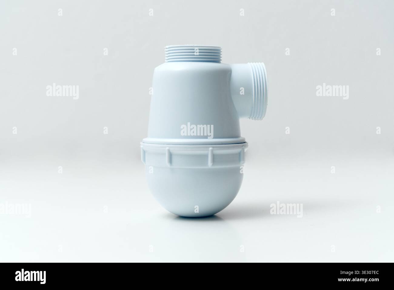 Primo piano di un componente idraulico in plastica azzurra con aperture filettate e fondo arrotondato rimovibile, isolato su sfondo bianco Foto Stock