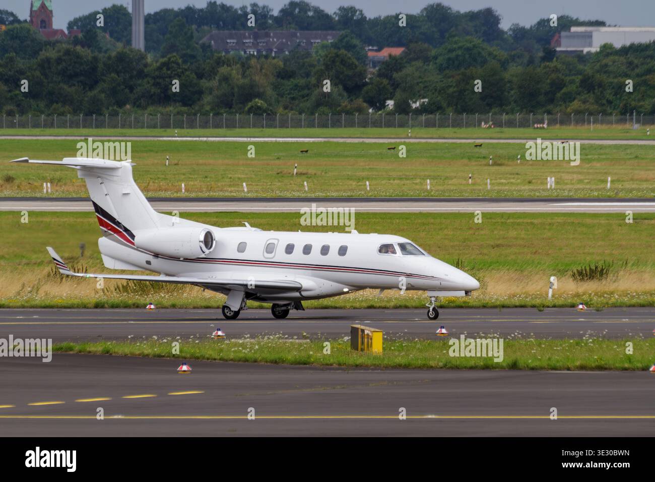 Aerei di lusso in preparazione. La Business Jet si trova sull'asfalto durante l'Overcast Day presso l'aeroporto regionale Foto Stock