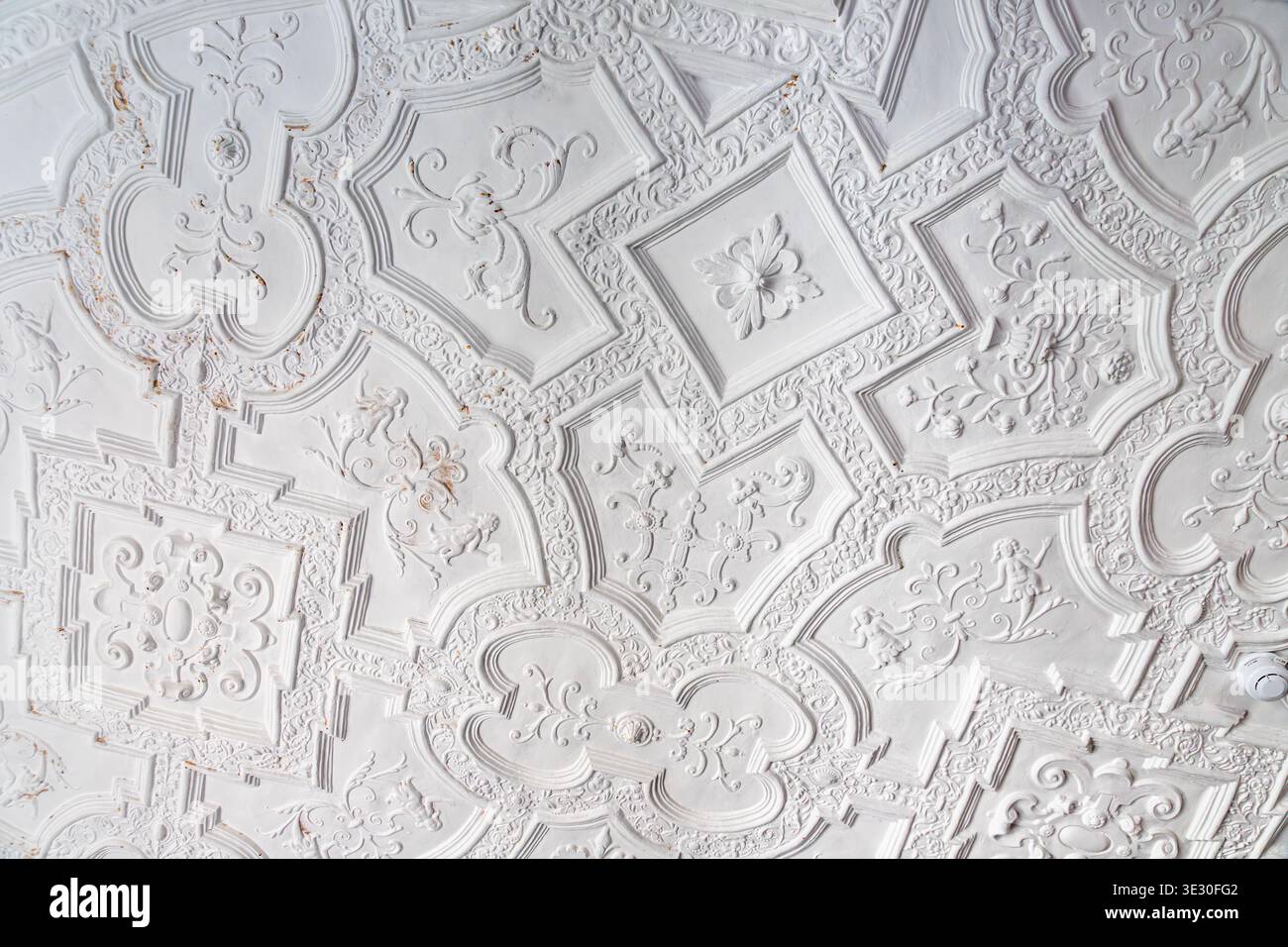 Un soffitto decorativo in gesso a Polesden Lacey, una casa edoardiana a Great Bookham vicino Dorking, Surrey, Inghilterra Regno Unito Foto Stock
