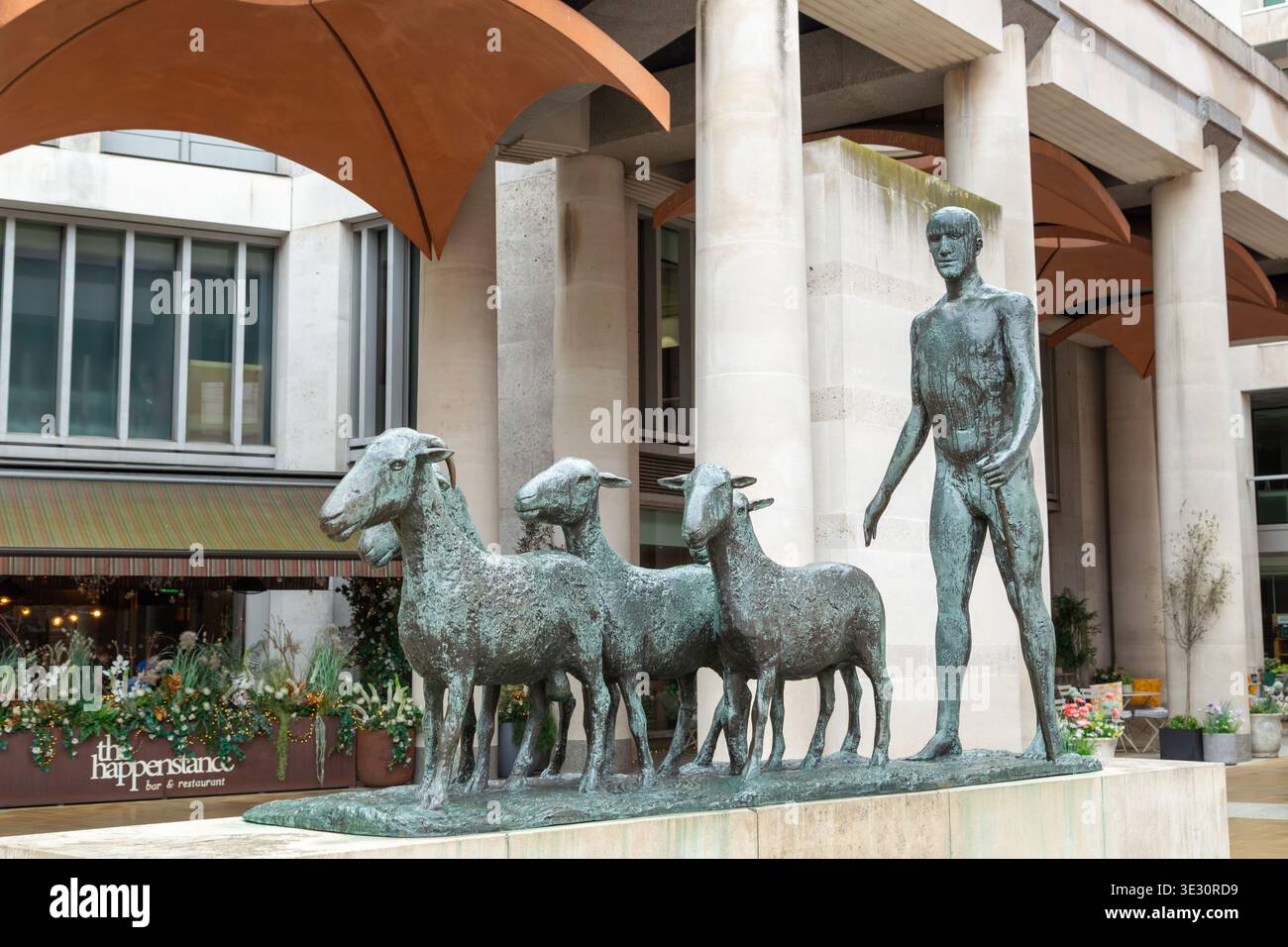 Shepherd con la sua scultura del gregge di Dame Elisabeth Frink, Paternoster Square, Londra. Foto Stock