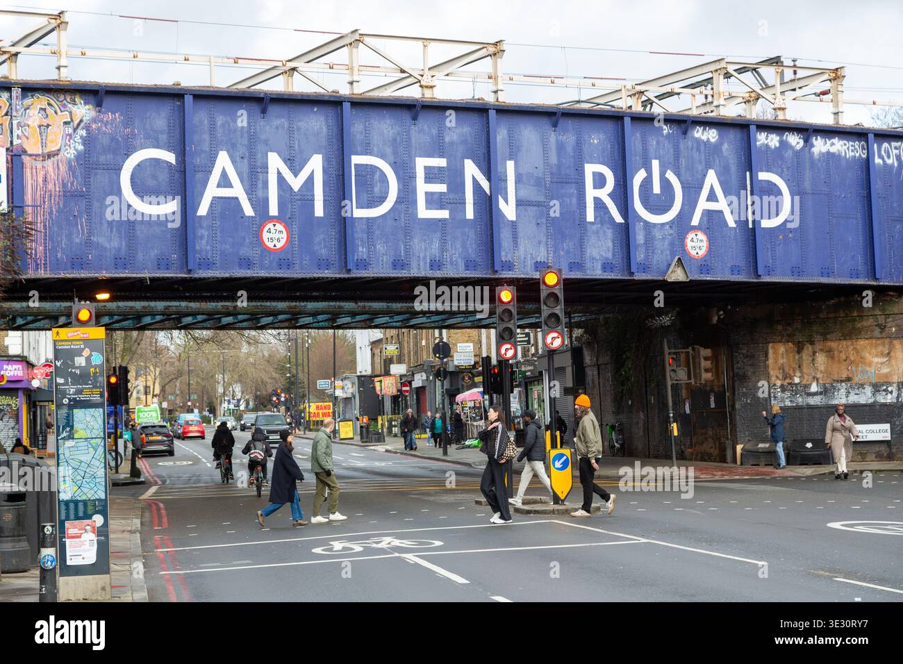 Camden Road London Overground bridge a Camden Town London Inghilterra England Foto Stock