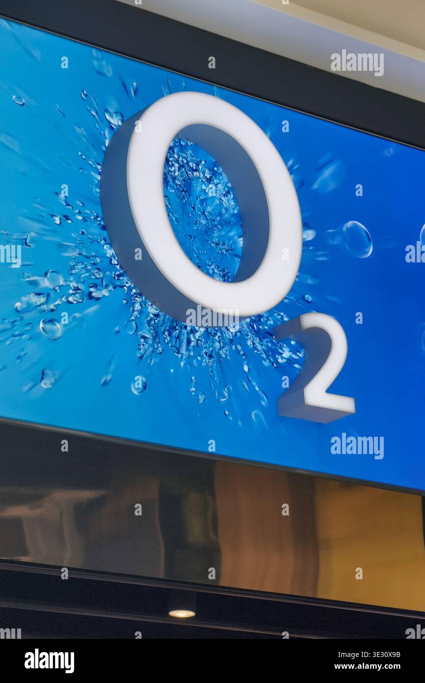 Praga, Repubblica Ceca, 20 marzo 2026 - Vista esterna della segnaletica e del logo del negozio O2 in un centro commerciale. Fotografia editoriale di un negozio al dettaglio Foto Stock