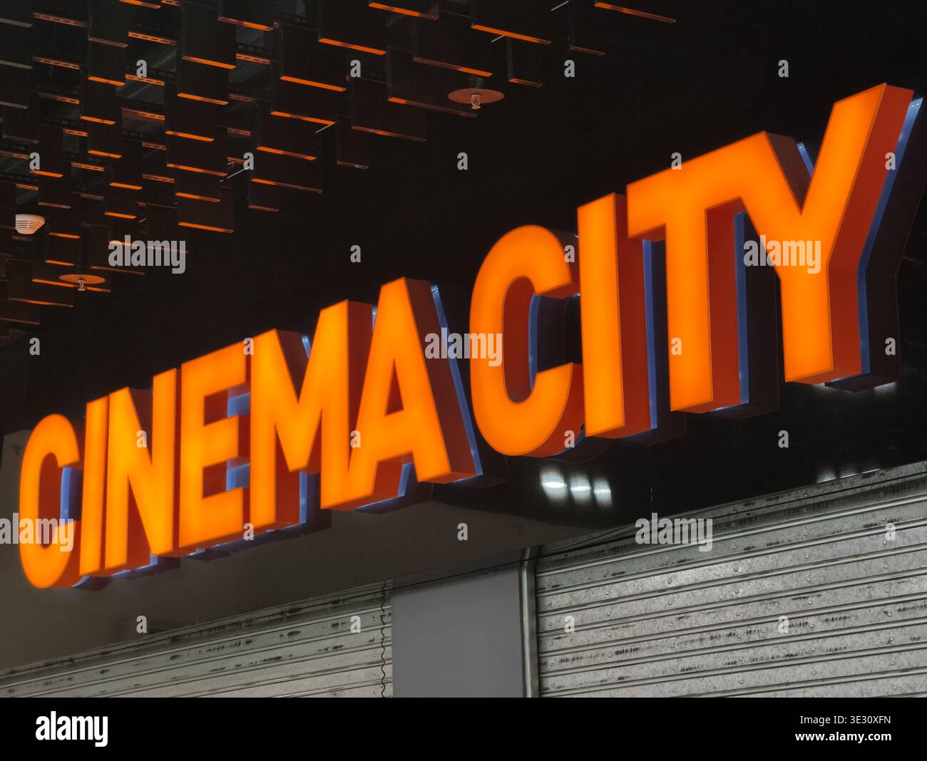 Praga, Repubblica Ceca, 20 marzo 2026 - cartello con il nome "Cinema City" sopra l'ingresso del cinema con il marchio illuminato sulla facciata del centro di Praga Foto Stock