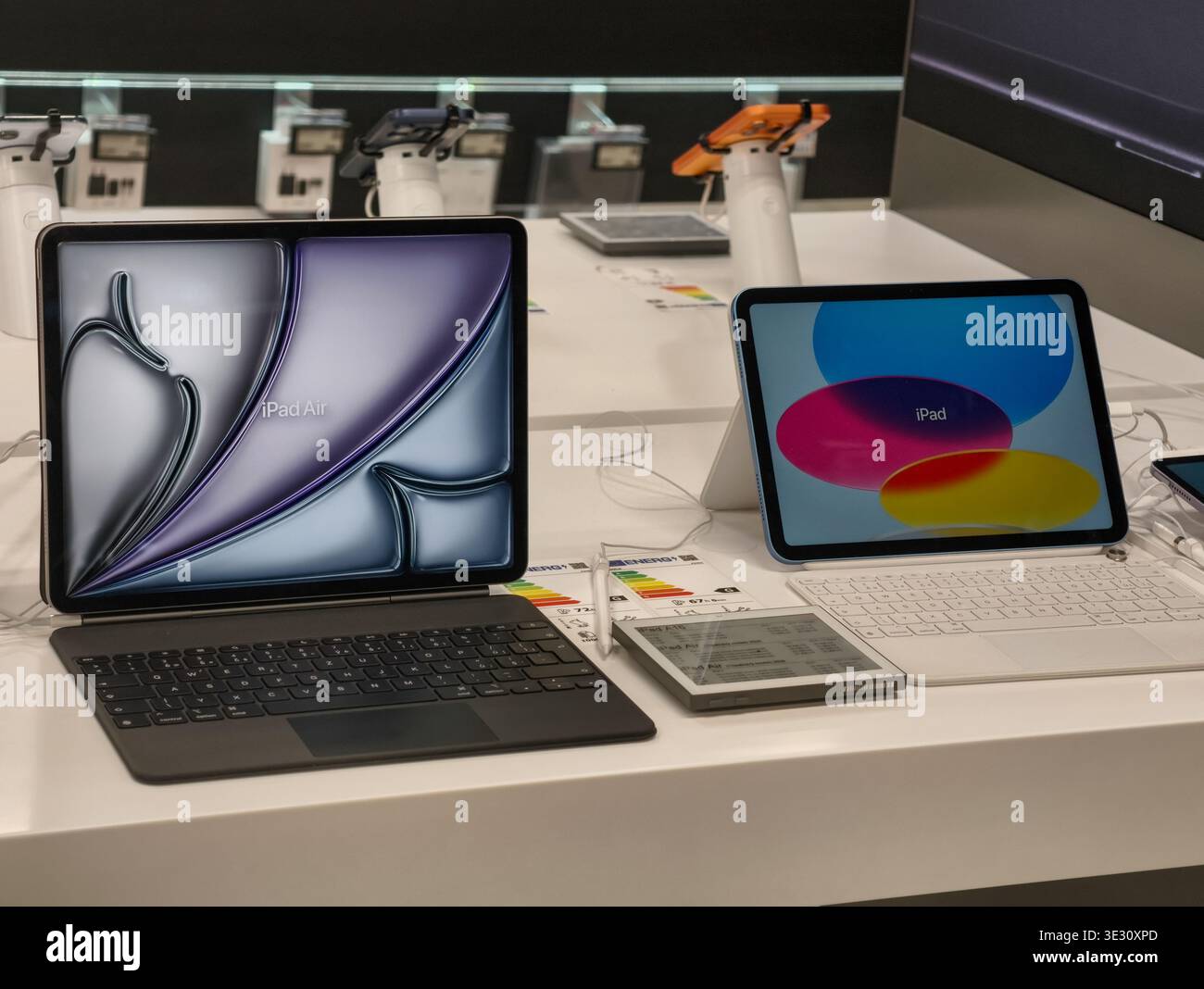 Praga, Repubblica Ceca - 20 marzo 2026: Modelli Apple iPad Air e iPad in esposizione con accessori per tastiera in un moderno negozio di elettronica a Praga. Foto Stock