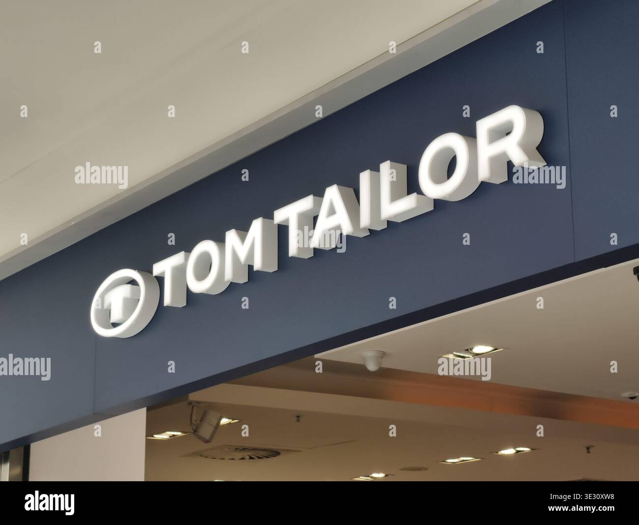 Praga, Repubblica Ceca, 20 marzo 2026 - Vista esterna della segnaletica e del logo Tom Tailor Store in un centro commerciale. Fotografia editoriale di un negozio al dettaglio Foto Stock
