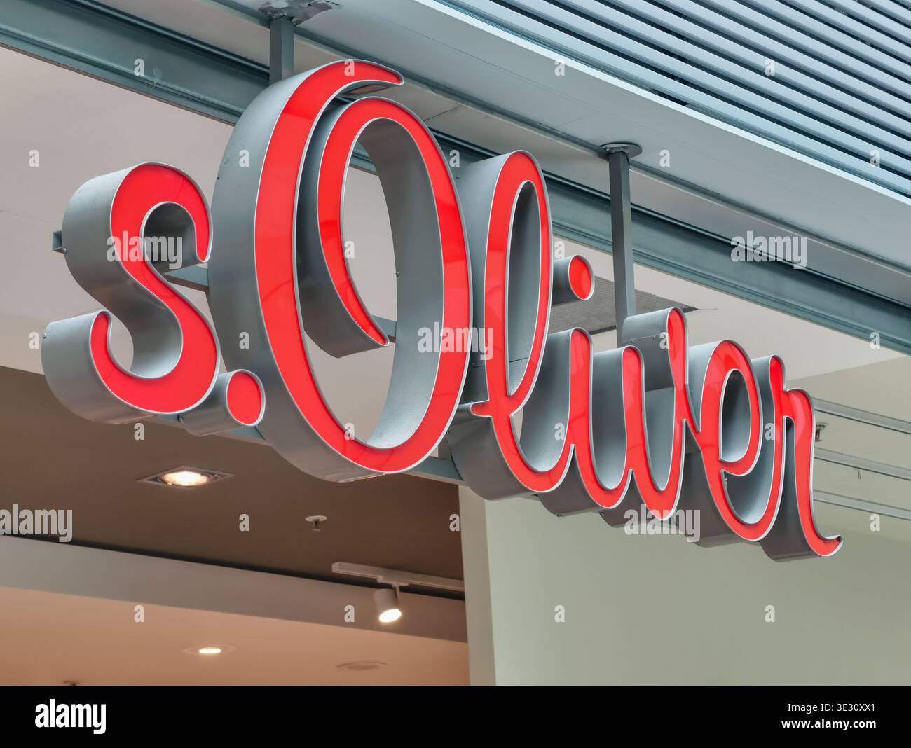 Praga, Repubblica Ceca, 20 marzo 2026 - Vista esterna della segnaletica e del logo del negozio S.Oliver in un centro commerciale. Fotografia editoriale di un negozio al dettaglio Foto Stock