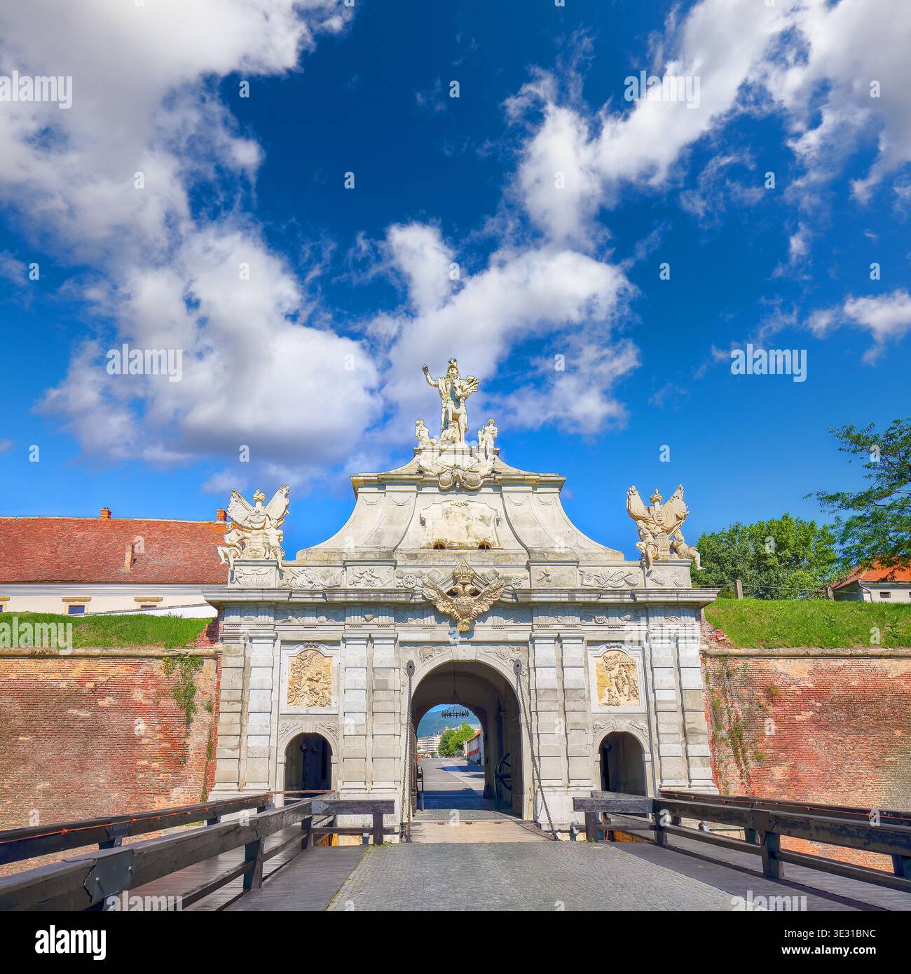 Vista accattivante al cancello principale per l'ingresso nella fortezza medievale di Alba Iulia (Carolina). Ubicazione: Città di Alba Iulia, Romania, Europa Foto Stock