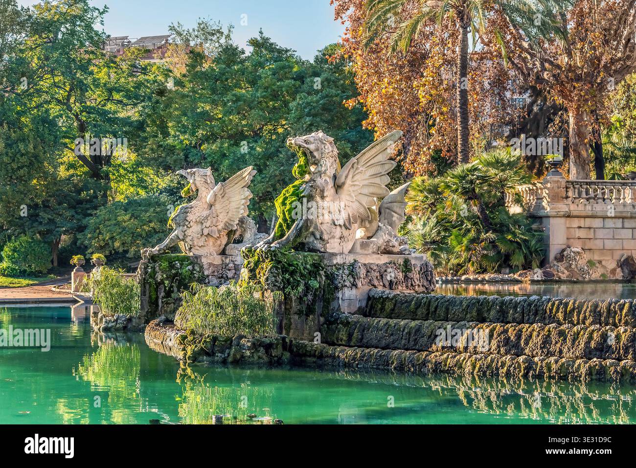 Barcellona, Spagna - 26 novembre 2021: Sculture dei leoni alati nella Fontana della Cascada nel Parco della Cittadella di Barcellona. Famoso punto di riferimento il giorno d'autunno Foto Stock