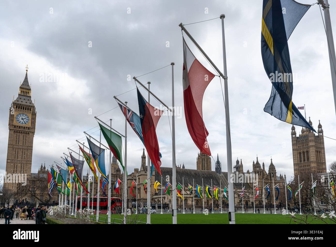 Bandiere del Commonwealth Day intorno a Parliament Square fuori dall'edificio governativo del Palazzo di Westminster. Bandiere del Commonwealth Foto Stock