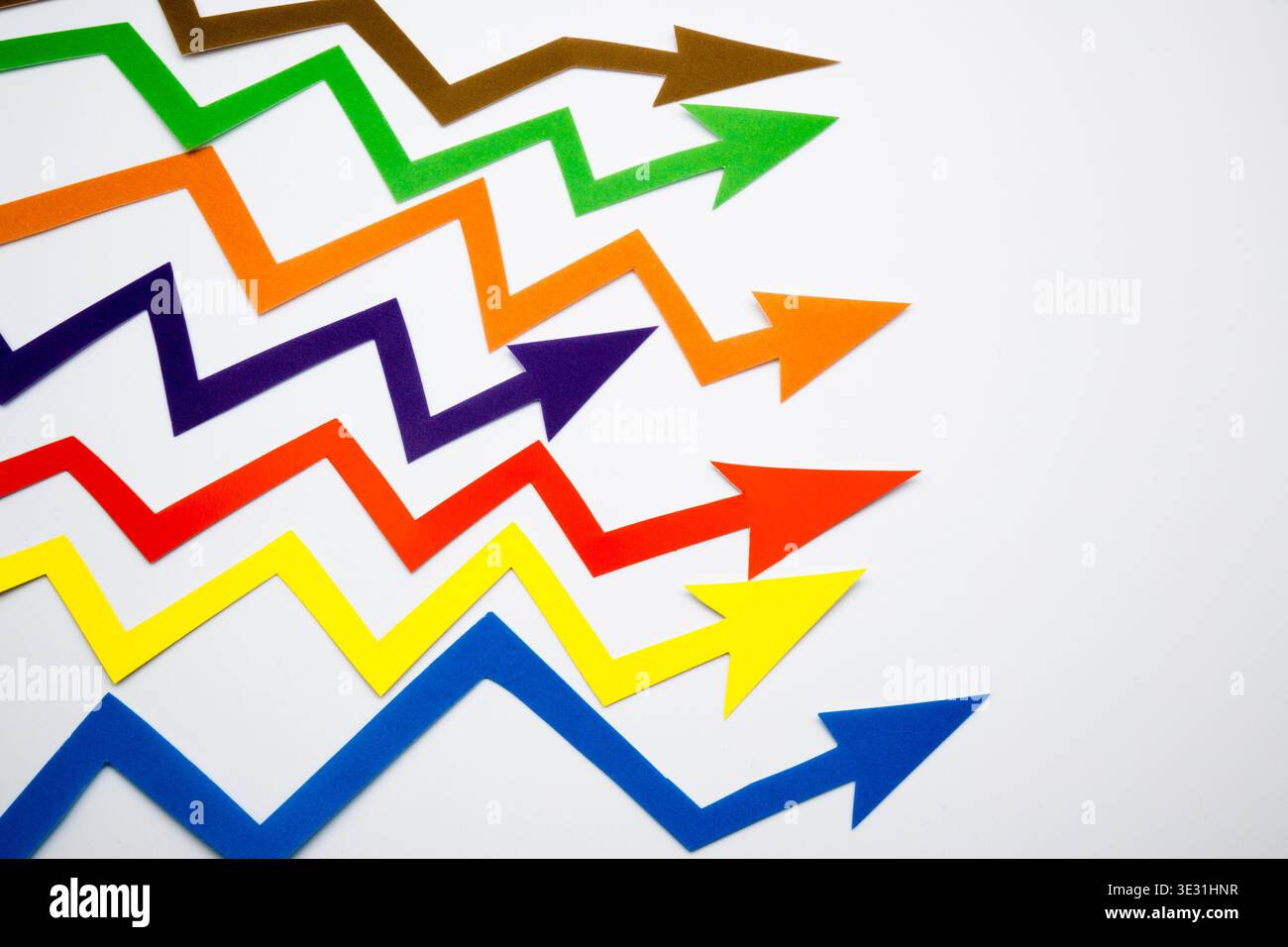 Frecce colorate, visualizzazioni che mostrano la direzione, il cambiamento o la crescita/diminuzione delle relazioni tra i dati mediante vettori. Foto Stock
