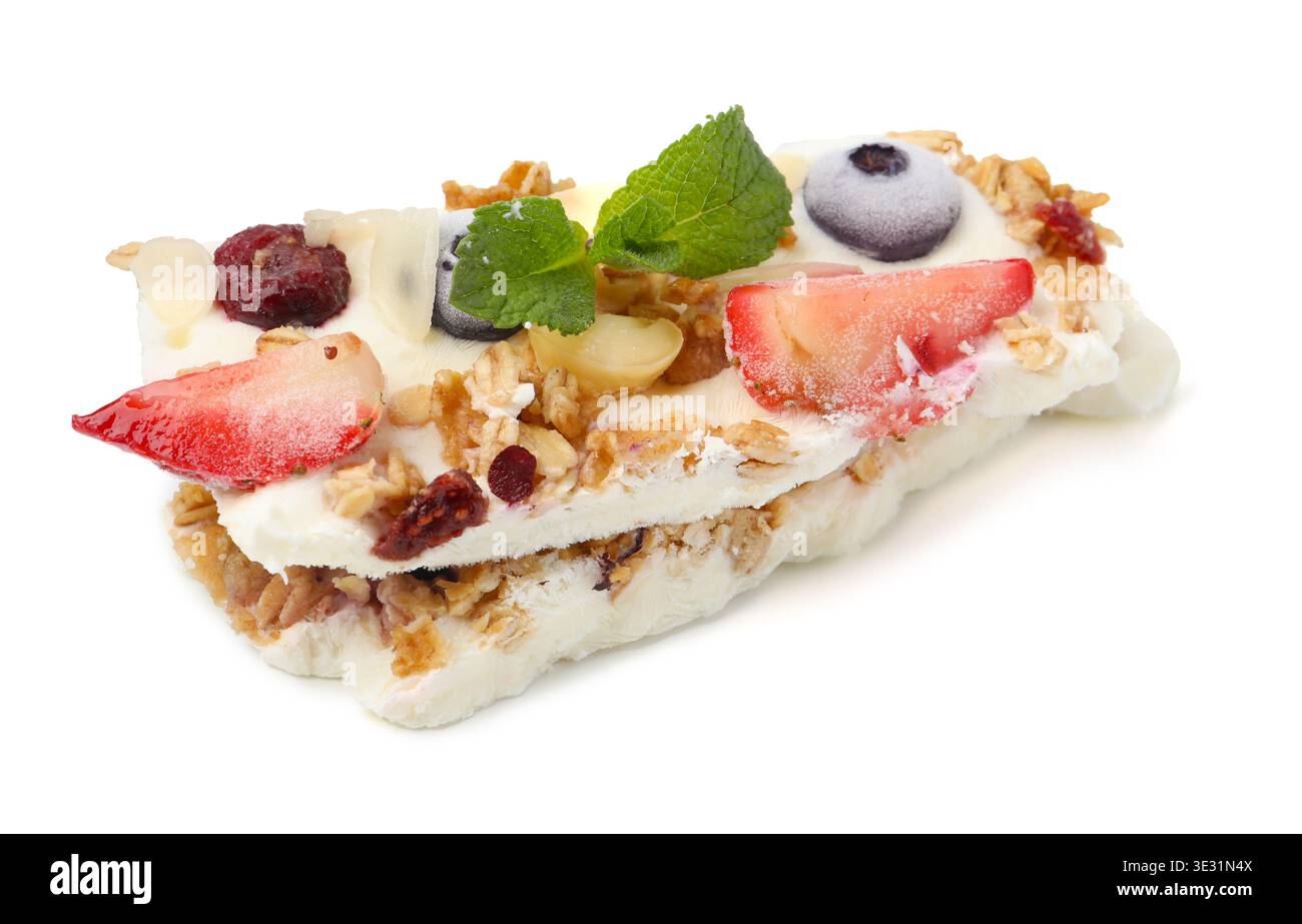 Pezzi di gustosa corteccia di yogurt con frutti di bosco, muesli, scaglie di mandorle e menta isolata su bianco Foto Stock