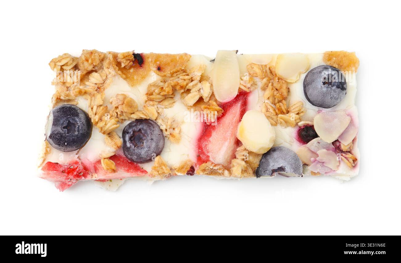 Un pezzo di gustosa corteccia di yogurt con frutti di bosco, muesli e scaglie di mandorle isolate sul bianco, vista dall'alto Foto Stock