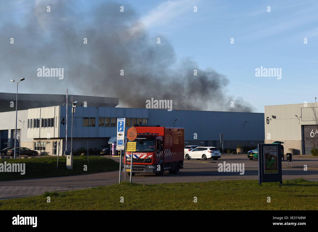 Amsterdam. 20 marzo 2026. Il fumo è stato visto dal fuoco di Amsterdam, Paesi Bassi, il 20 marzo 2026. Un grande incendio scoppiato venerdì nella zona industriale di Westpoort, nella parte occidentale di Amsterdam, nei Paesi Bassi, è stato messo sotto controllo, senza alcuna notizia di vittime, ha detto i vigili del fuoco locali. Crediti: Shao Haijun/Xinhua/Alamy Live News Foto Stock
