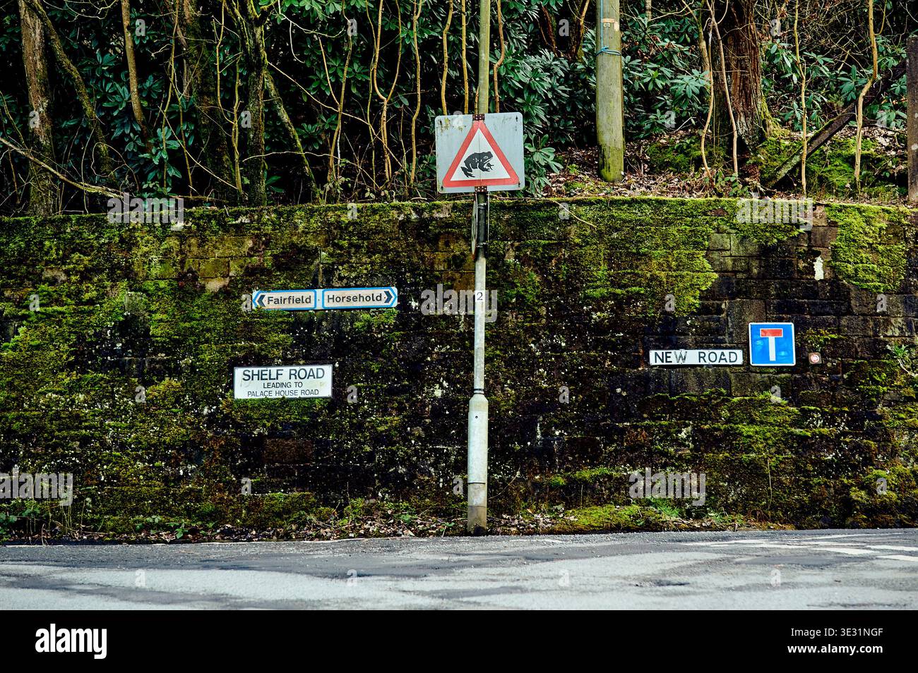 Incrocio stradale rurale nel West yorkshire, Regno Unito Foto Stock