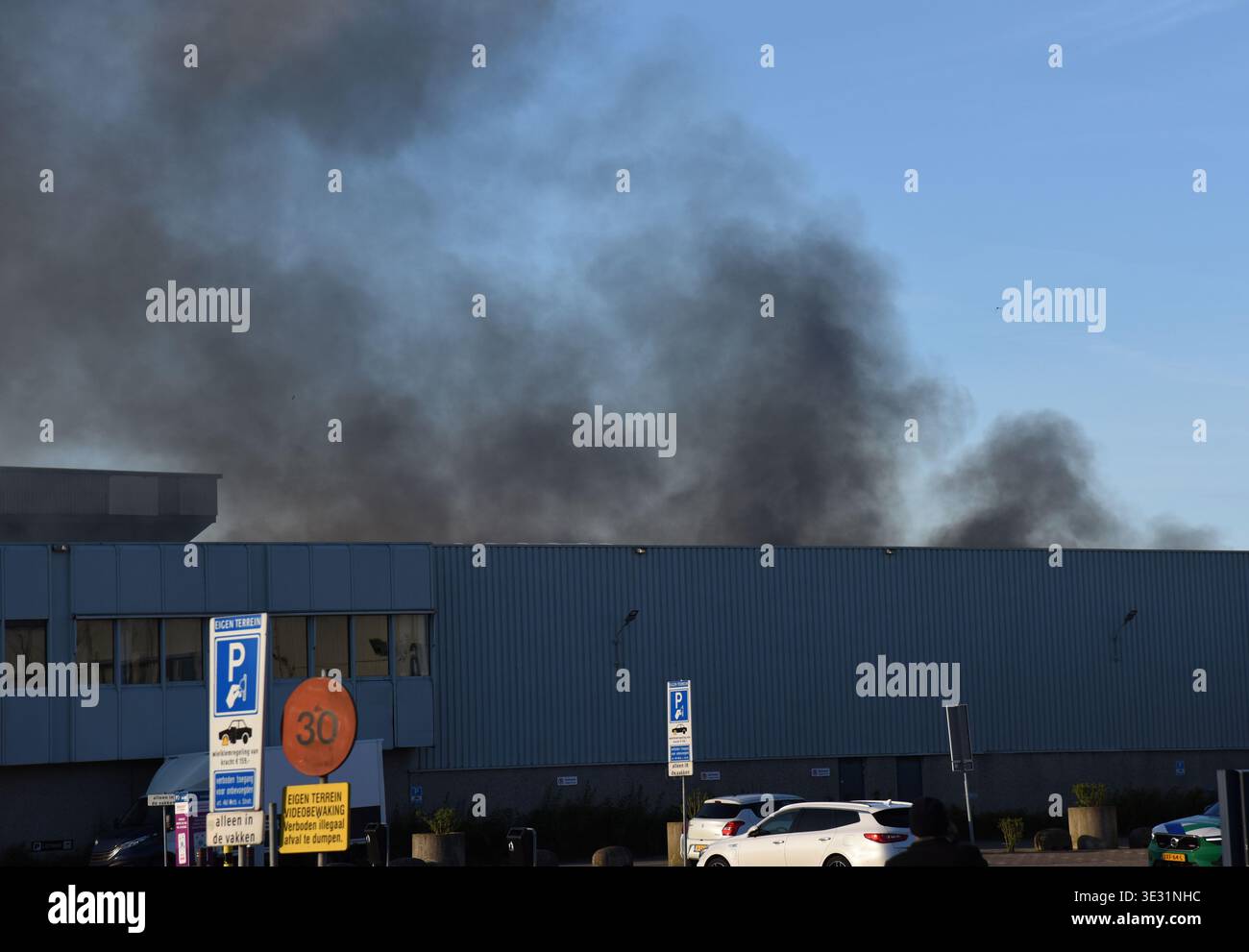 Amsterdam. 20 marzo 2026. Il fumo è stato visto dal fuoco di Amsterdam, Paesi Bassi, il 20 marzo 2026. Un grande incendio scoppiato venerdì nella zona industriale di Westpoort, nella parte occidentale di Amsterdam, nei Paesi Bassi, è stato messo sotto controllo, senza alcuna notizia di vittime, ha detto i vigili del fuoco locali. Crediti: Shao Haijun/Xinhua/Alamy Live News Foto Stock