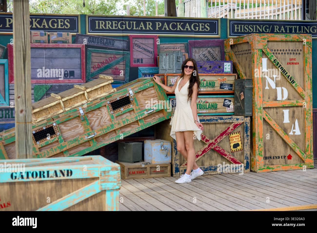 Donna in posa al Gatorland Orlando Florida, 9 marzo 2026 Foto Stock